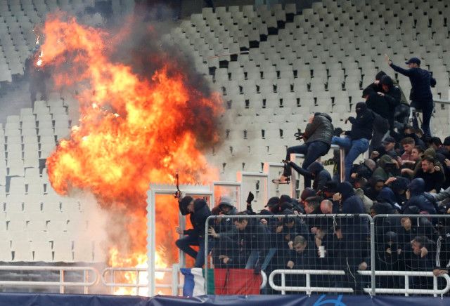 AEK-Ajax maçında tribünler karıştı! 3