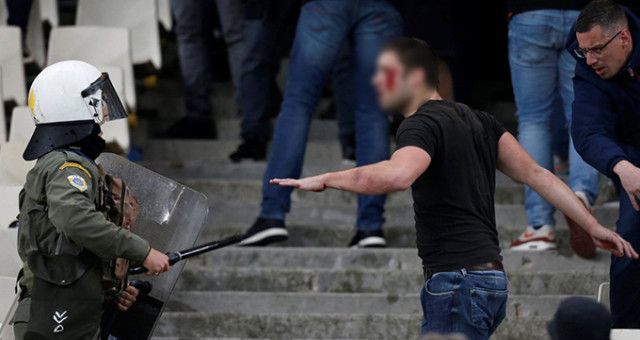 AEK-Ajax maçında tribünler karıştı! 1