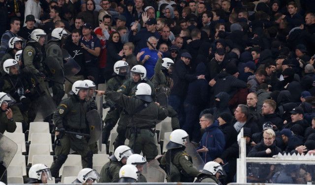 AEK-Ajax maçında tribünler karıştı! 2