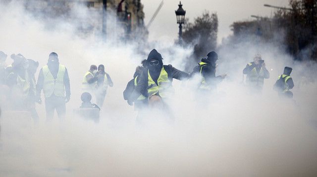 Fransa'da sarı yelekli isyan büyüyor! 13