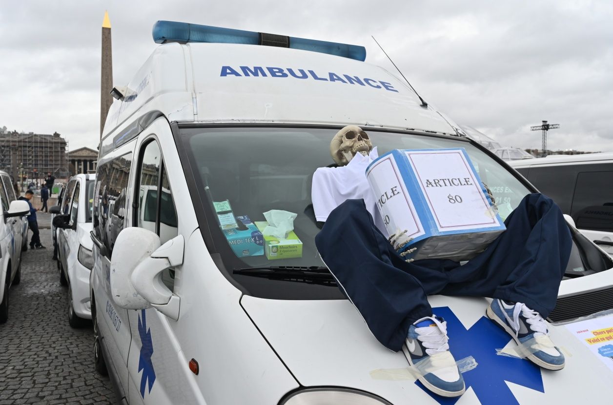 Fransa'da öğrenciler ve ambulanslar da eylemde! 6