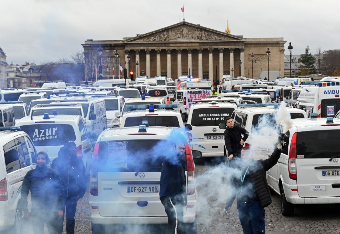 Fransa'da öğrenciler ve ambulanslar da eylemde! 7