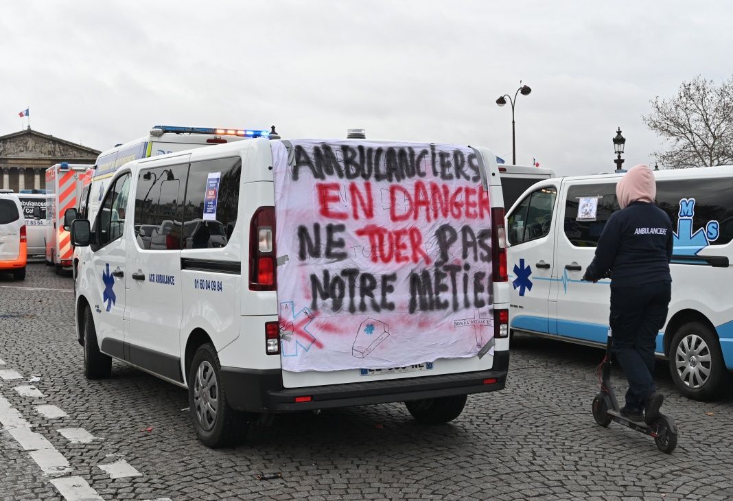 Fransa'da öğrenciler ve ambulanslar da eylemde! 13