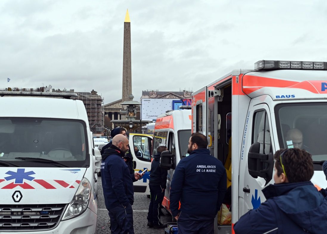 Fransa'da öğrenciler ve ambulanslar da eylemde! 18