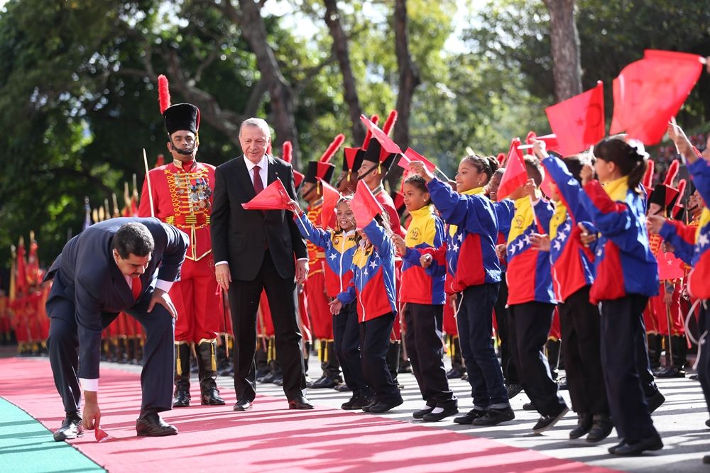 Maduro, yere düşen bayrağımızı böyle kaldırdı... 1