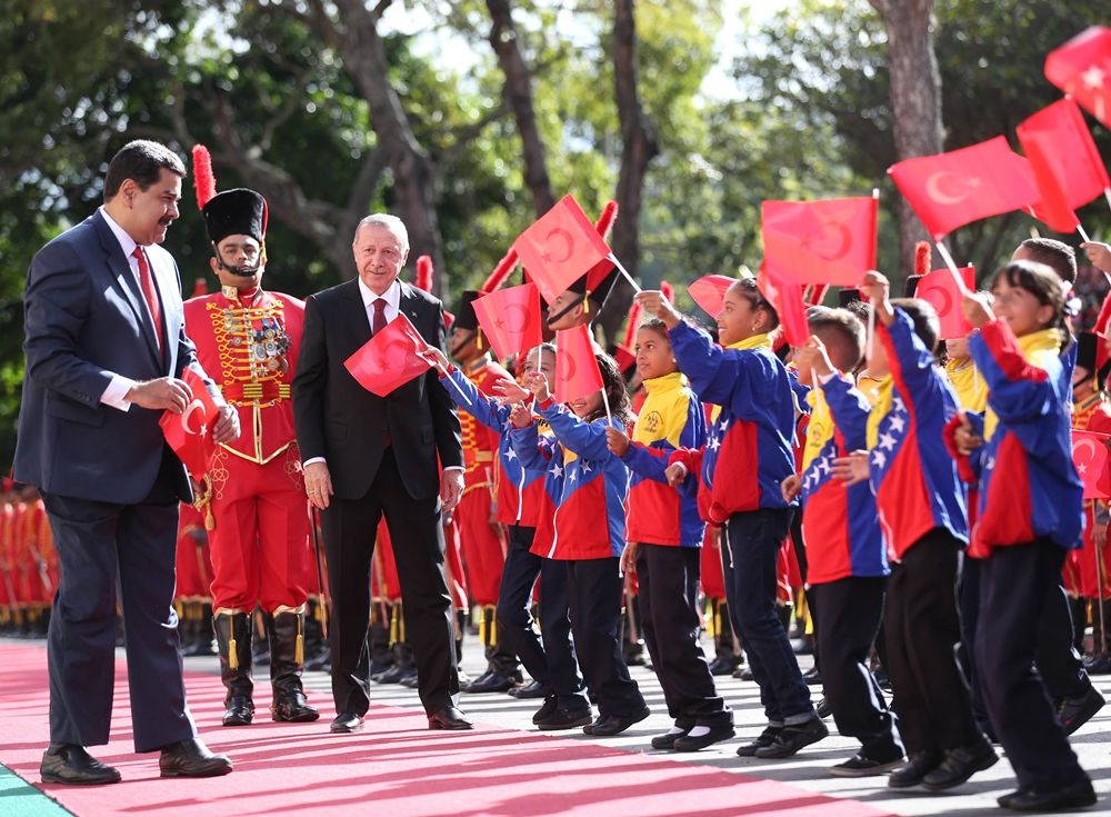 Maduro, yere düşen bayrağımızı böyle kaldırdı... 2