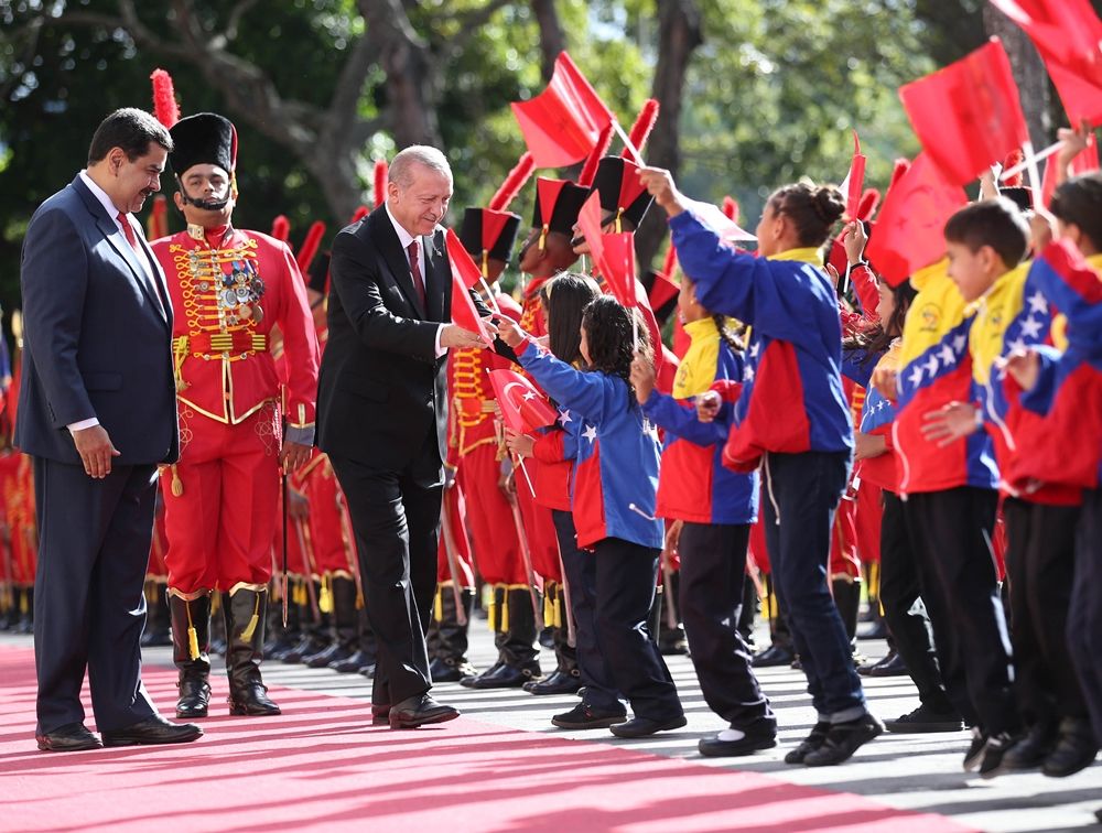 Maduro, yere düşen bayrağımızı böyle kaldırdı... 3