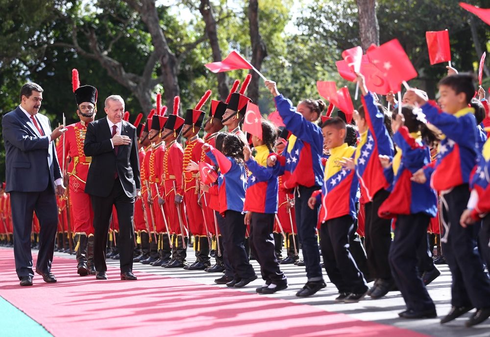 Maduro, yere düşen bayrağımızı böyle kaldırdı... 4
