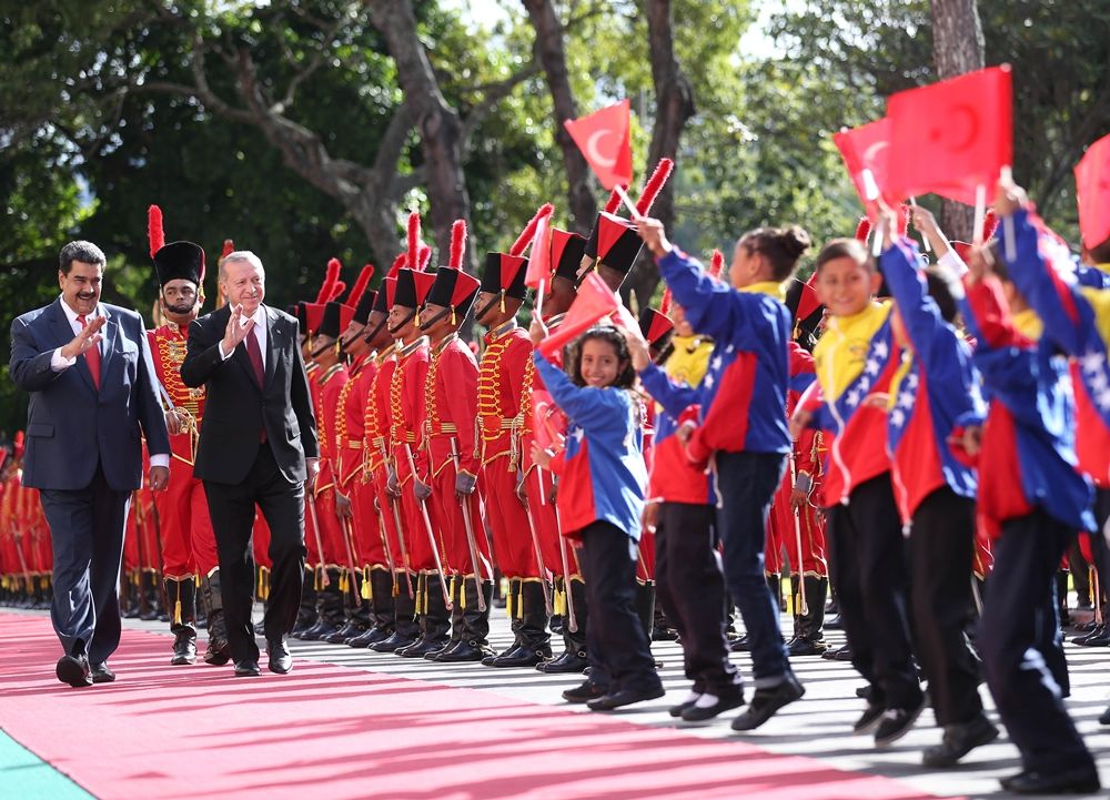 Maduro, yere düşen bayrağımızı böyle kaldırdı... 5
