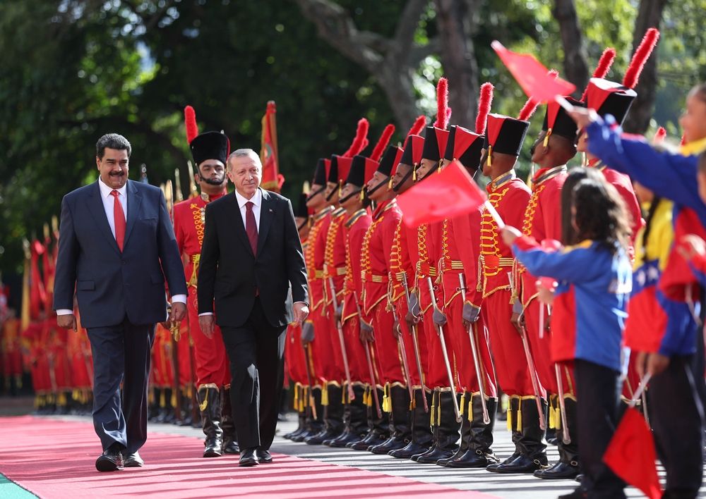 Maduro, yere düşen bayrağımızı böyle kaldırdı... 6