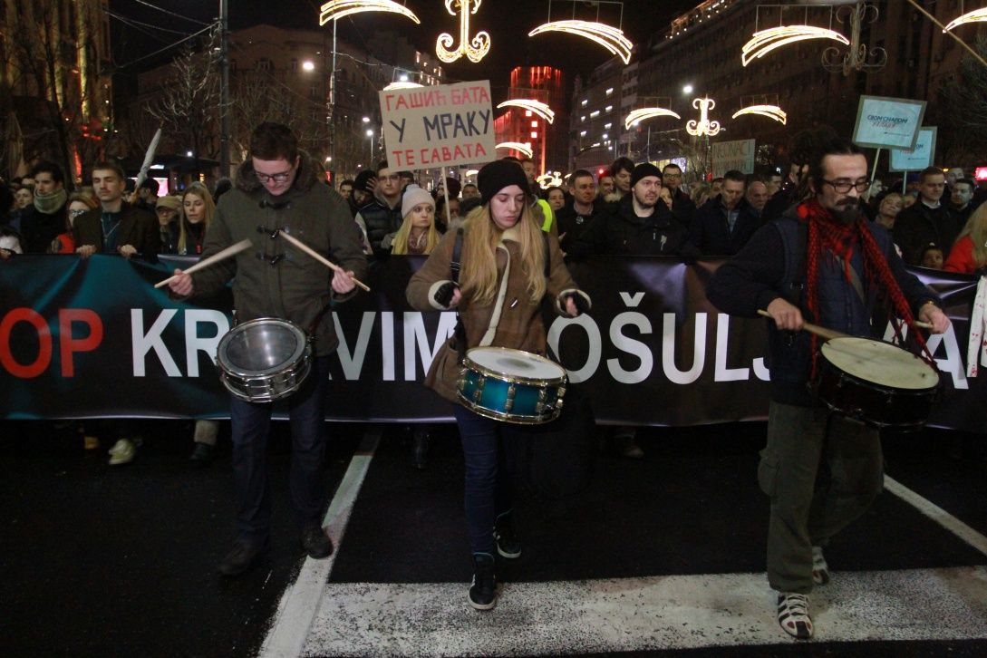 Sırbistan'da halk bu sloganla sokağa döküldü! 4