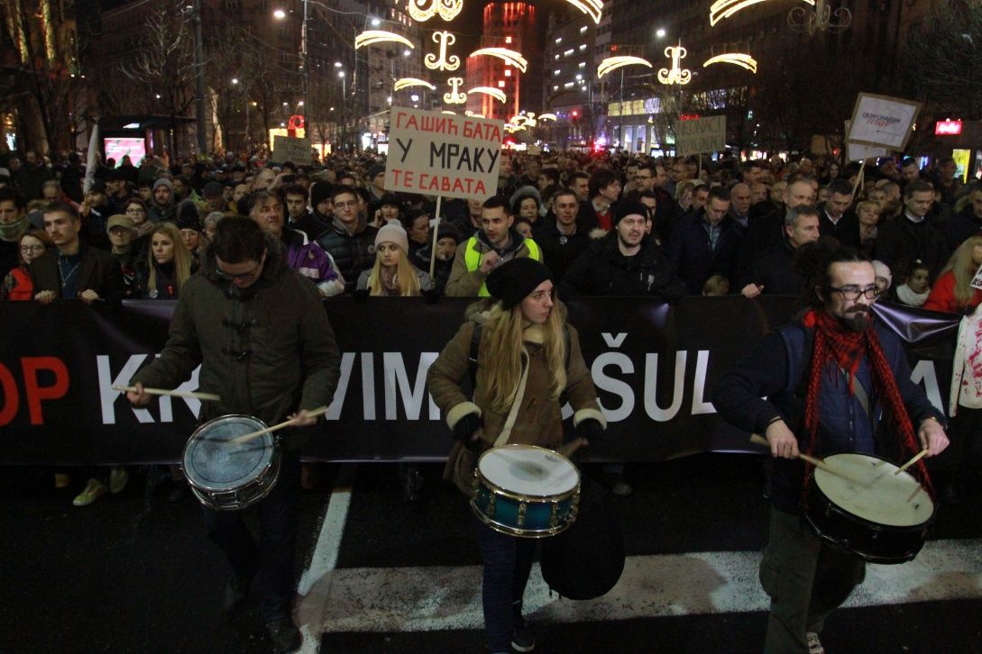 Sırbistan'da halk bu sloganla sokağa döküldü! 1