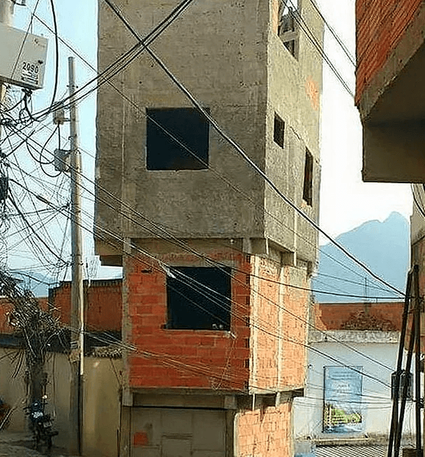 Güvenli olmadığı anlaşılan fakülte binası boşaltıldı! 2