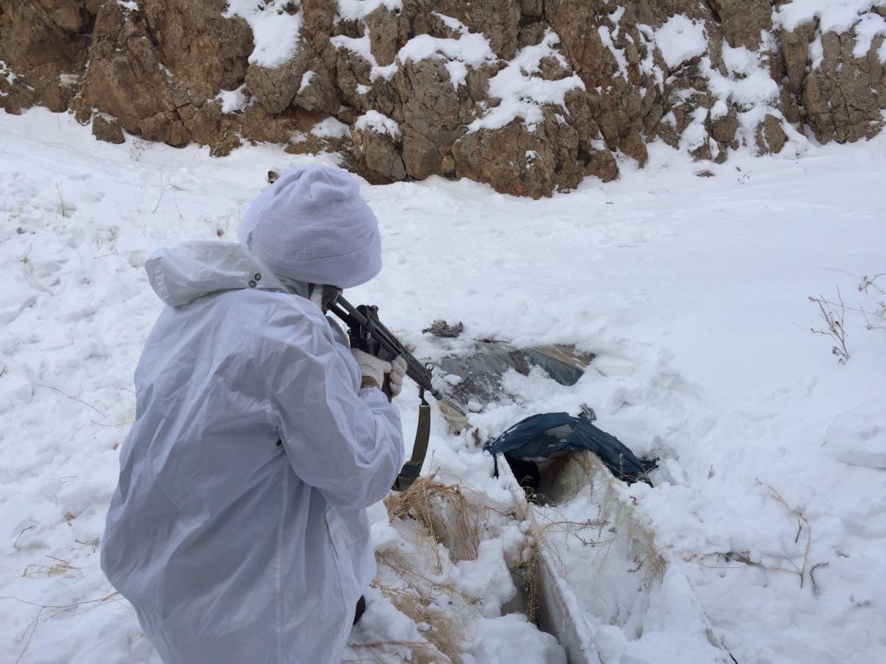 PKK'ya ait 3 odalı sığınak bulundu! 4