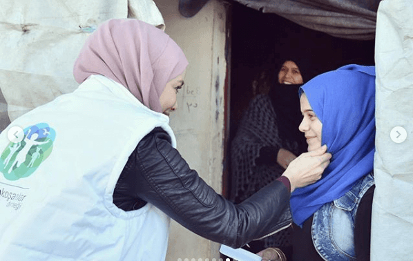 Gamze Özçelik, İdlibli miniklerle buluştu! 2