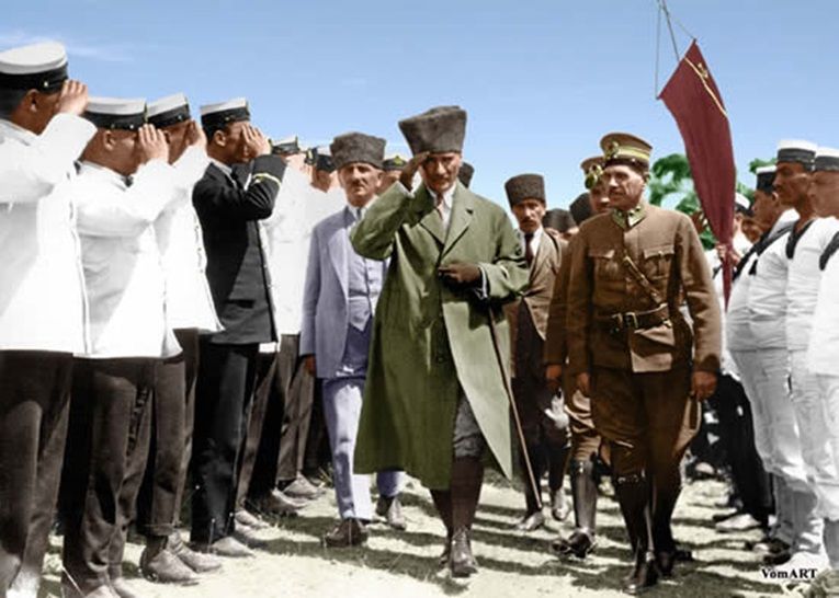 Atatürk'ün Türk subaylarına diktirdiği Chanel üniformalar! 10