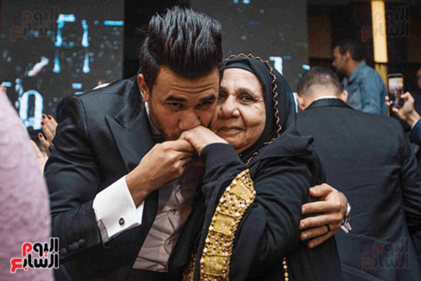İmzayı attı, annesinin ayağını öptü! 3