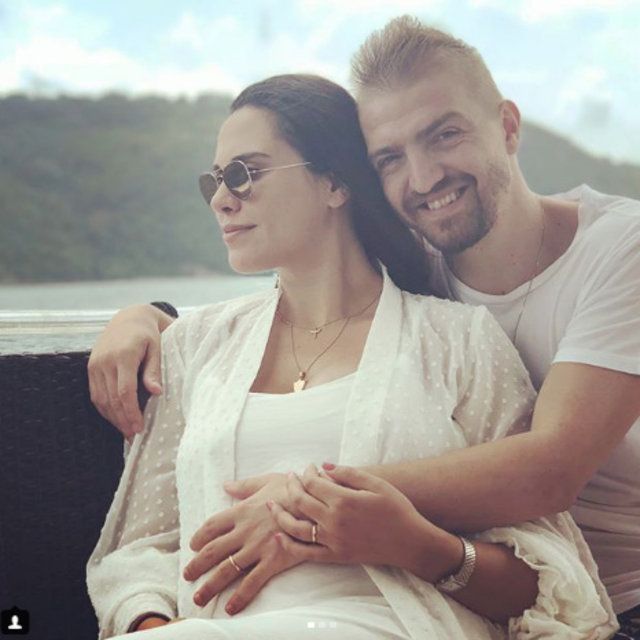 Caner Erkin, Şükran Ovalı'yla olan evliliğinin 2. yılını bu fotoğrafla kutladı 8