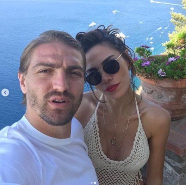 Caner Erkin, Şükran Ovalı'yla olan evliliğinin 2. yılını bu fotoğrafla kutladı 5