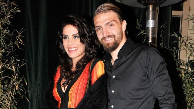 Caner Erkin, Şükran Ovalı'yla olan evliliğinin 2. yılını bu fotoğrafla kutladı 11