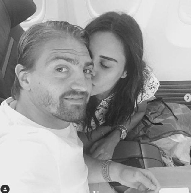 Caner Erkin, Şükran Ovalı'yla olan evliliğinin 2. yılını bu fotoğrafla kutladı 12