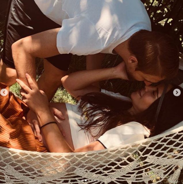 Caner Erkin, Şükran Ovalı'yla olan evliliğinin 2. yılını bu fotoğrafla kutladı 15