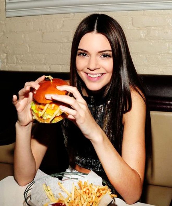 Dünyaca ünlü modellerin formda kalma sırrı: Hamburger! 3