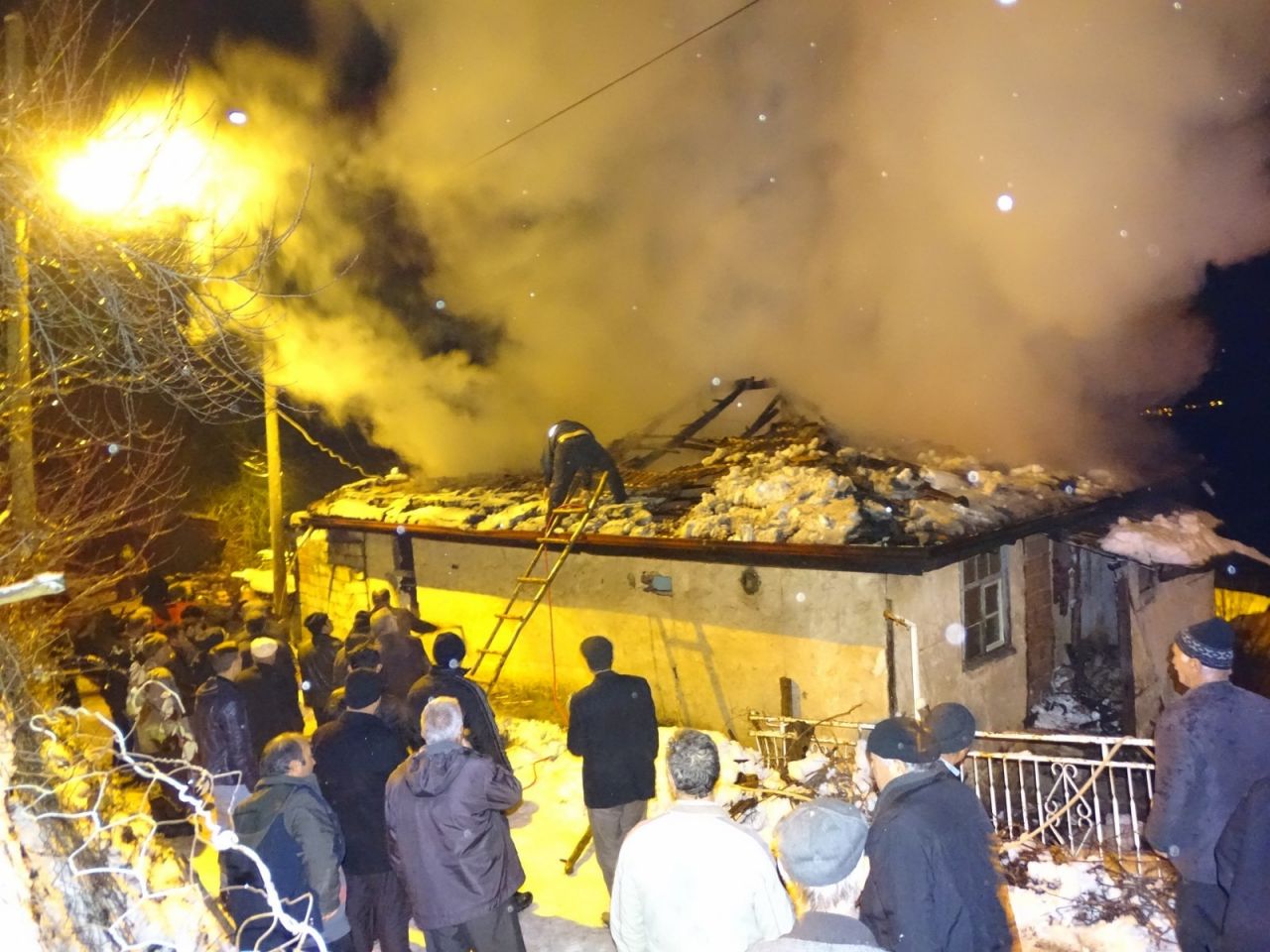 İtfaiye aracı kara saplanınca köylü müdahale etti! 1