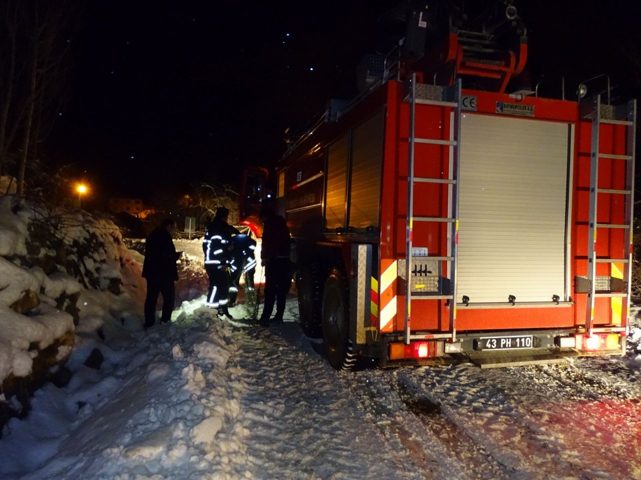 İtfaiye aracı kara saplanınca köylü müdahale etti! 2