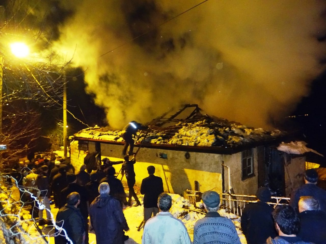 İtfaiye aracı kara saplanınca köylü müdahale etti! 5