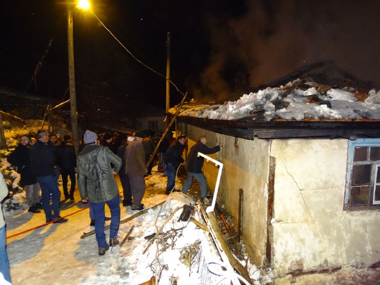 İtfaiye aracı kara saplanınca köylü müdahale etti! 6