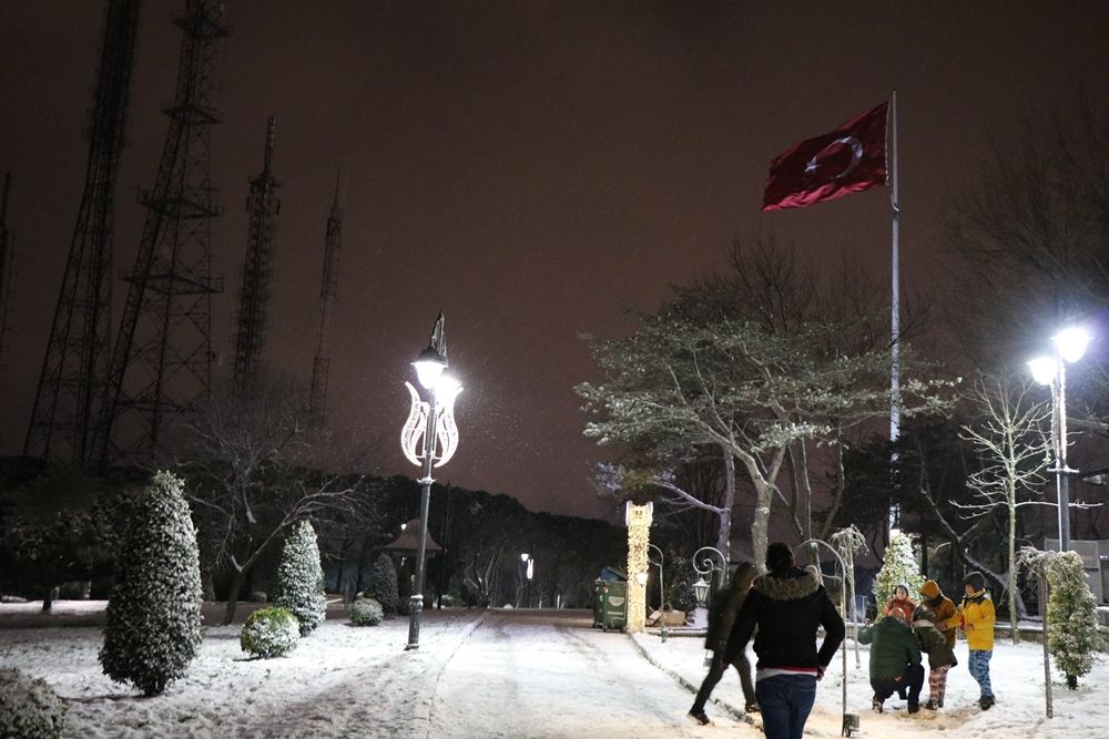 Çamlıca'da vatandaşların kar keyfi... 1