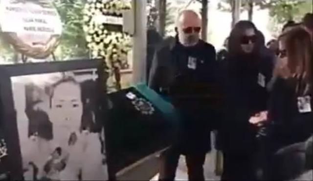 Hande Erçel'den annesine son veda! 3