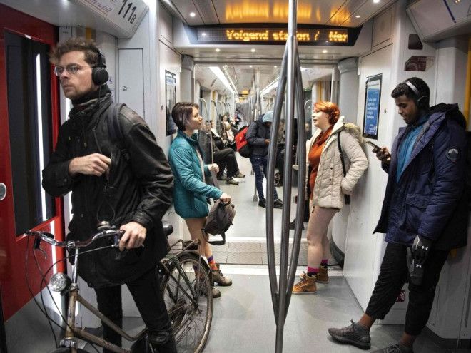 Metroda aniden soyunmaya başladılar! 17