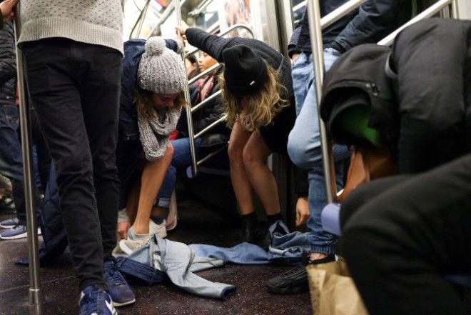 Metroda aniden soyunmaya başladılar! 1
