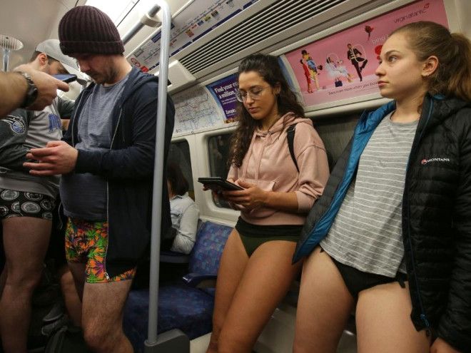 Metroda aniden soyunmaya başladılar! 4