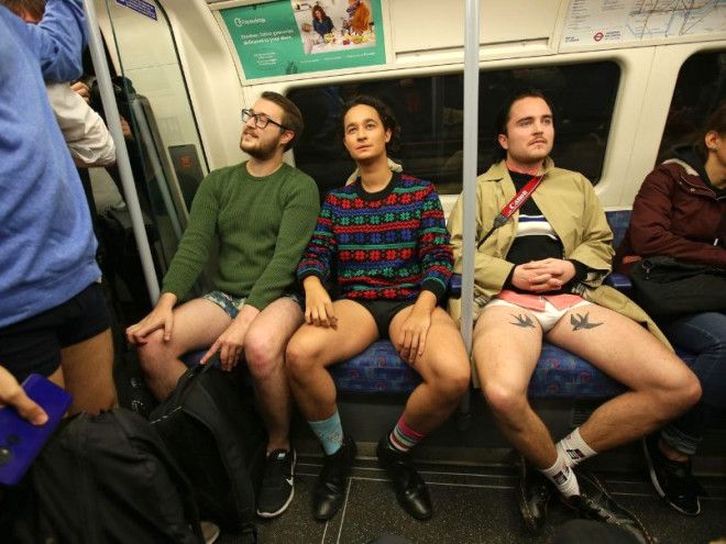 Metroda aniden soyunmaya başladılar! 16