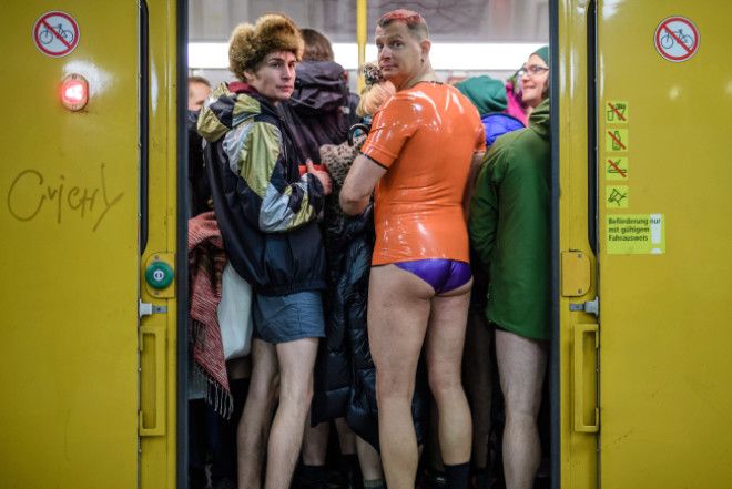 Metroda aniden soyunmaya başladılar! 2