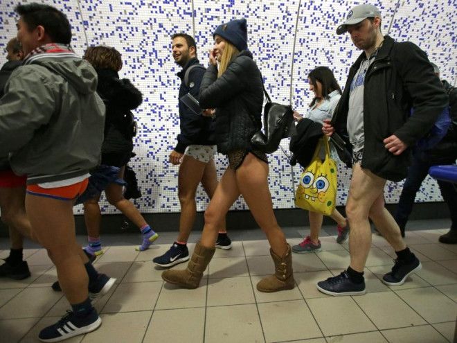 Metroda aniden soyunmaya başladılar! 7