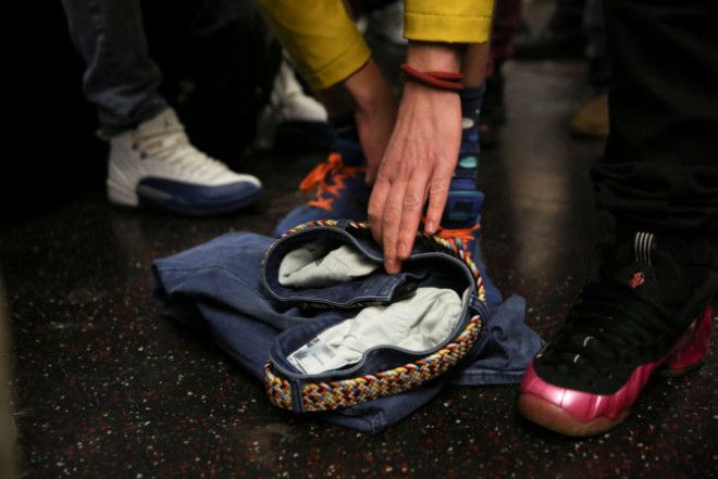 Metroda aniden soyunmaya başladılar! 6