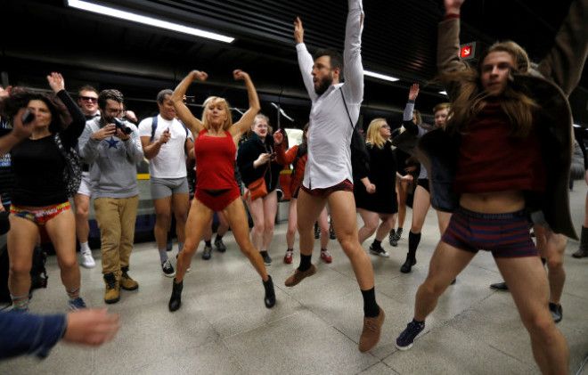 Metroda aniden soyunmaya başladılar! 5