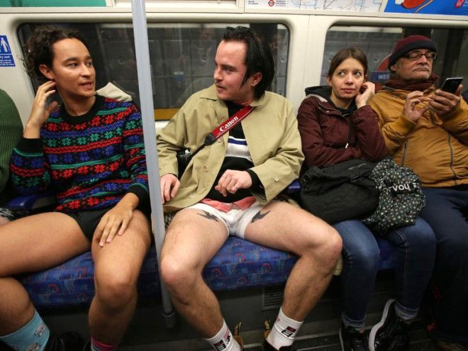 Metroda aniden soyunmaya başladılar! 9