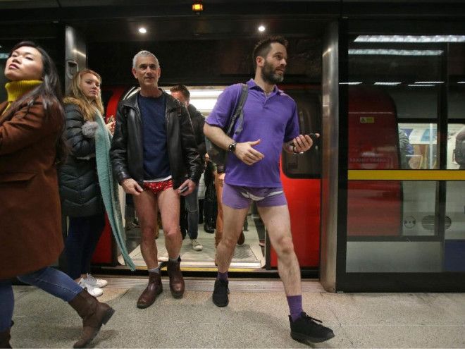 Metroda aniden soyunmaya başladılar! 13