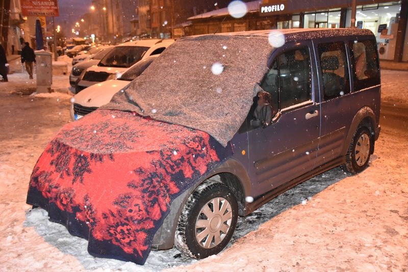 Kars'ta araçlarını soğuktan böyle korudular... 1