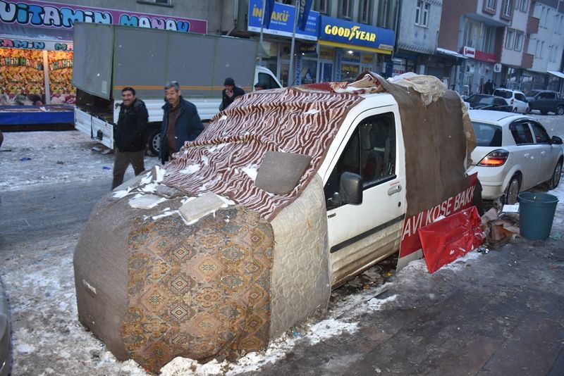 Kars'ta araçlarını soğuktan böyle korudular... 2