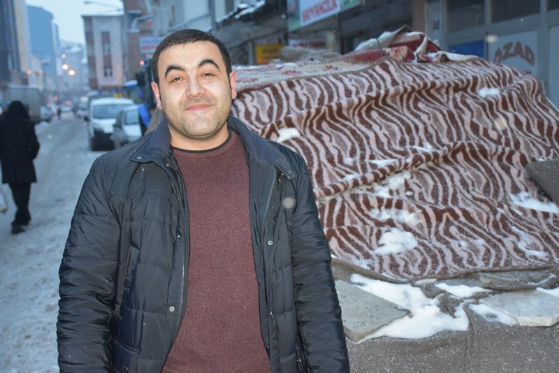 Kars'ta araçlarını soğuktan böyle korudular... 3