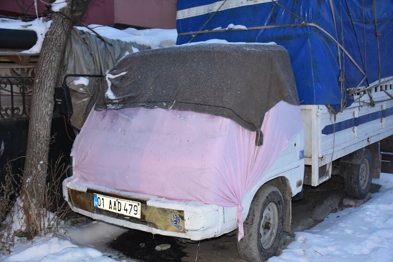 Kars'ta araçlarını soğuktan böyle korudular... 4