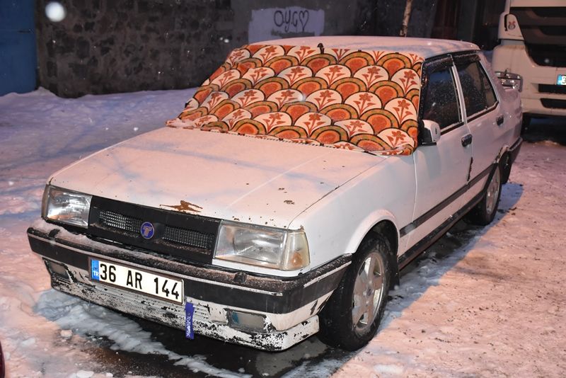 Kars'ta araçlarını soğuktan böyle korudular... 5