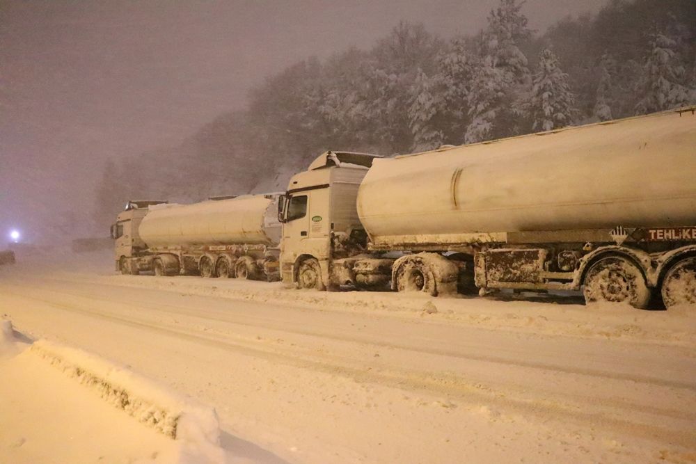 Bolu Dağı geçişi TIR ve kamyonlara kapatıldı... 4