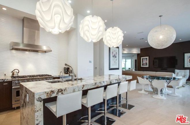 Çatısından çıplak model fırlatılan ev kiralık! 6